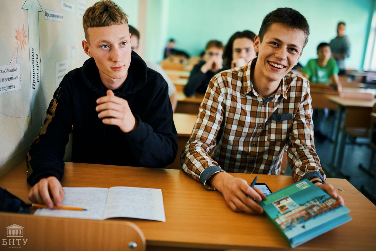 человек студент. петербургский университет некрасов. памятка военнослужащему. выпускники университета. умная девочка в очках.